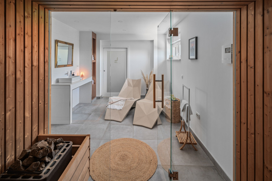 Spa area with a Finnish sauna and a hydromassage bathtub