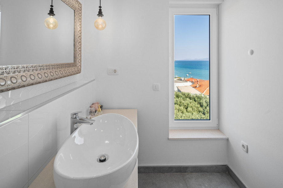 En-suite bathroom with a shower in bedroom No.3