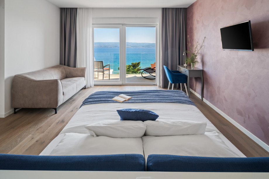 Bedroom No4 (34sqm-SE) with king-size bed 180*200, en-suite bathroom, A/C, TV, and access to a terrace