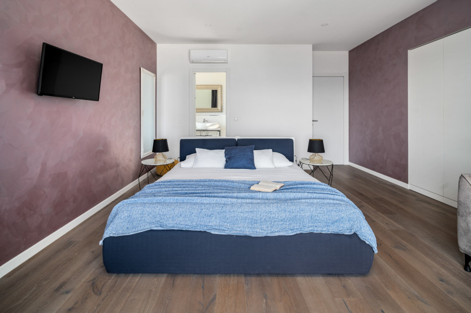 Bedroom No4 (34sqm-SE) with king-size bed 180*200, en-suite bathroom, A/C, TV, and access to a terrace