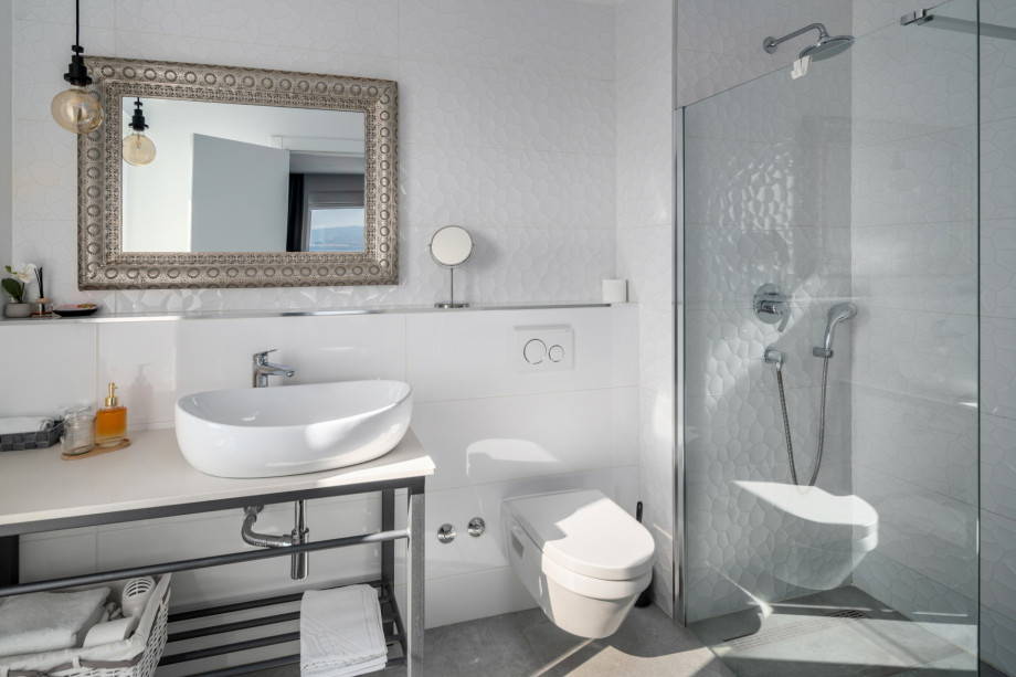 En-suite bathroom with a shower in bedroom No.4