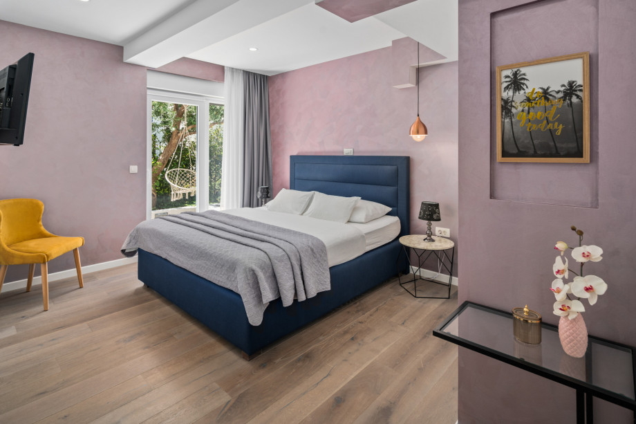 Bedroom No1 (22sqm-W) with king-size bed 180*200, en-suite bathroom, A/C, TV, and access to a terrace