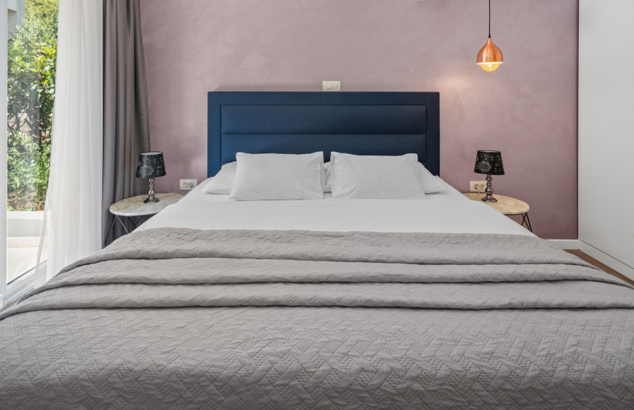 Bedroom No1 (22sqm-W) with king-size bed 180*200, en-suite bathroom, A/C, TV, and access to a terrace