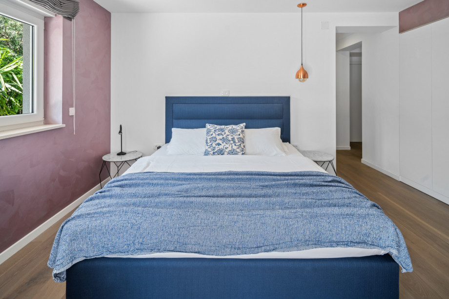 Bedroom No2 (28sqm-S) with king size bed 180*200, en-suite bathroom, A/C, TV, and access to a terrace