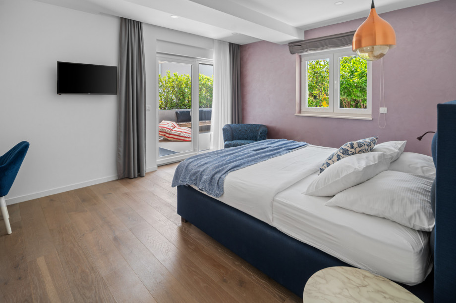 Bedroom No2 (28sqm-S) with king size bed 180*200, en-suite bathroom, A/C, TV, and access to a terrace