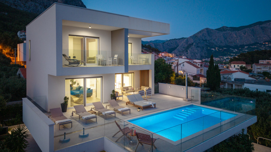 Villa LAPIS accommodates 8+2 people and is very well organized on three floors