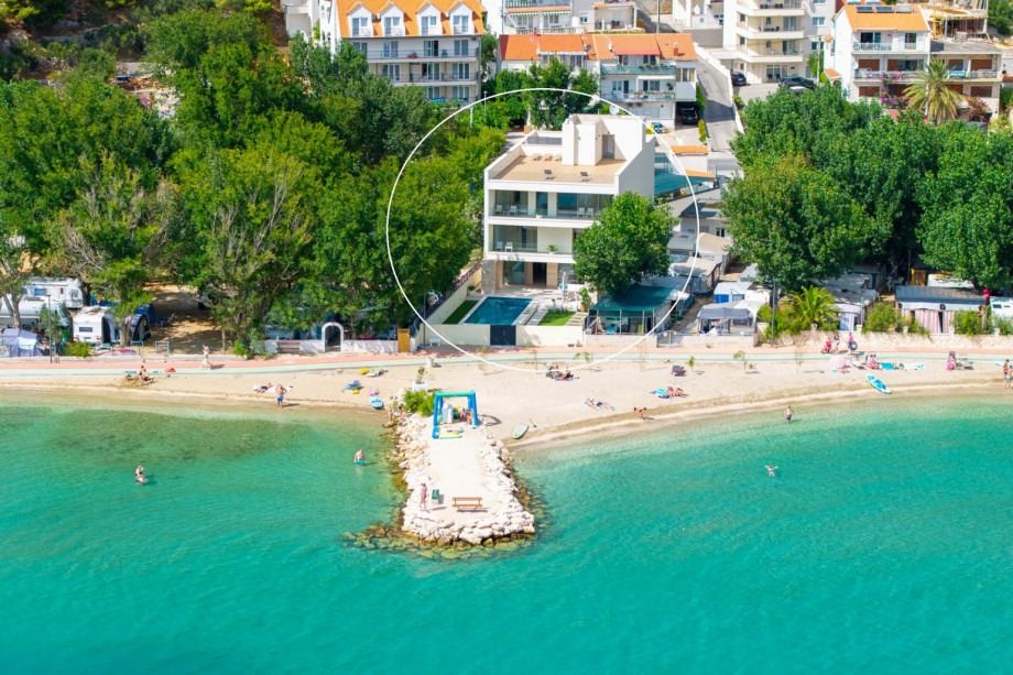 Villa Erce is located on the beachfront in Duće, between the famous town of Split and the small town of Omiš