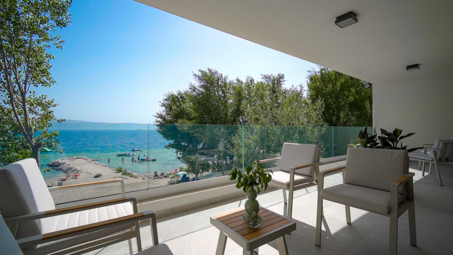 Ein komfortabler Balkon mit atemberaubendem Meer- und Strandblick