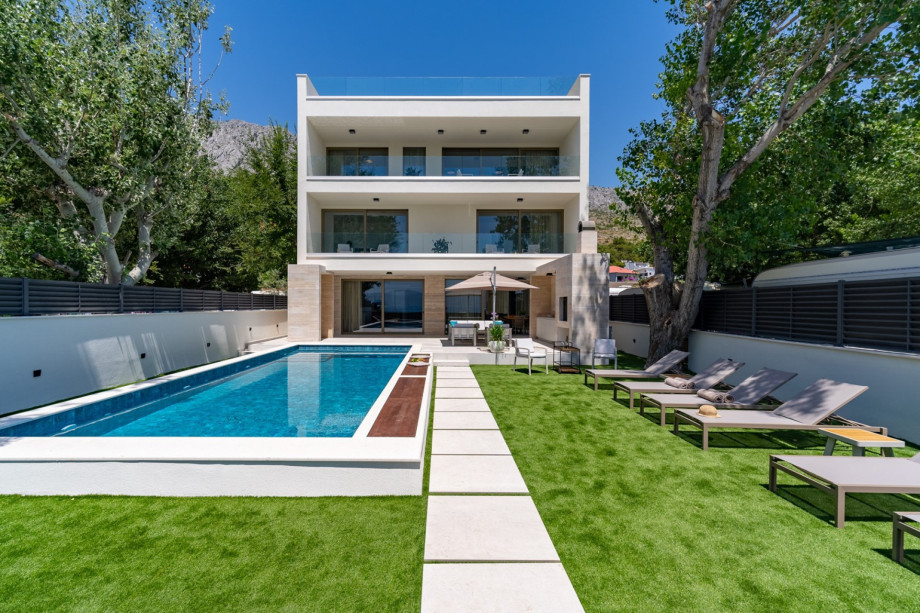 Privater beheizter 40 m2 großer Pool mit integriertem Hydromassagesystem