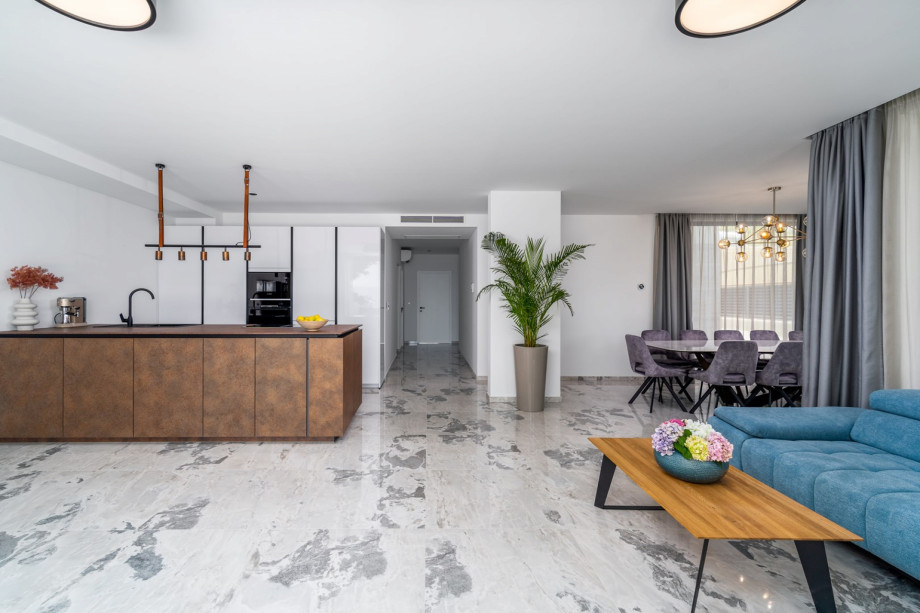 voll ausgestattete und sehr moderne Küche (Filterkaffeemaschine, eine Nespresso-Kaffeemaschine, Mikrowelle und weitere Annehmlichkeiten)