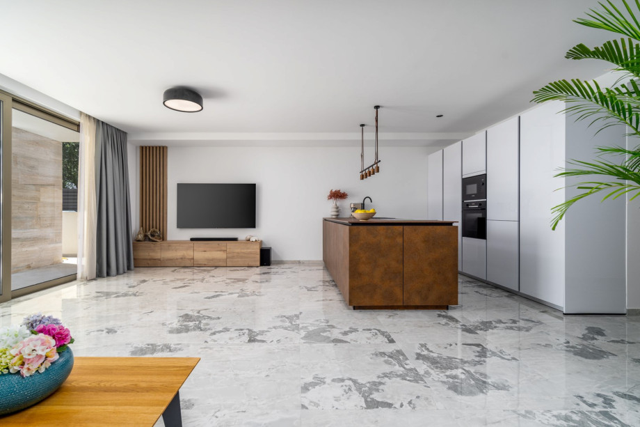 voll ausgestattete und sehr moderne Küche (Filterkaffeemaschine, eine Nespresso-Kaffeemaschine, Mikrowelle und weitere Annehmlichkeiten)