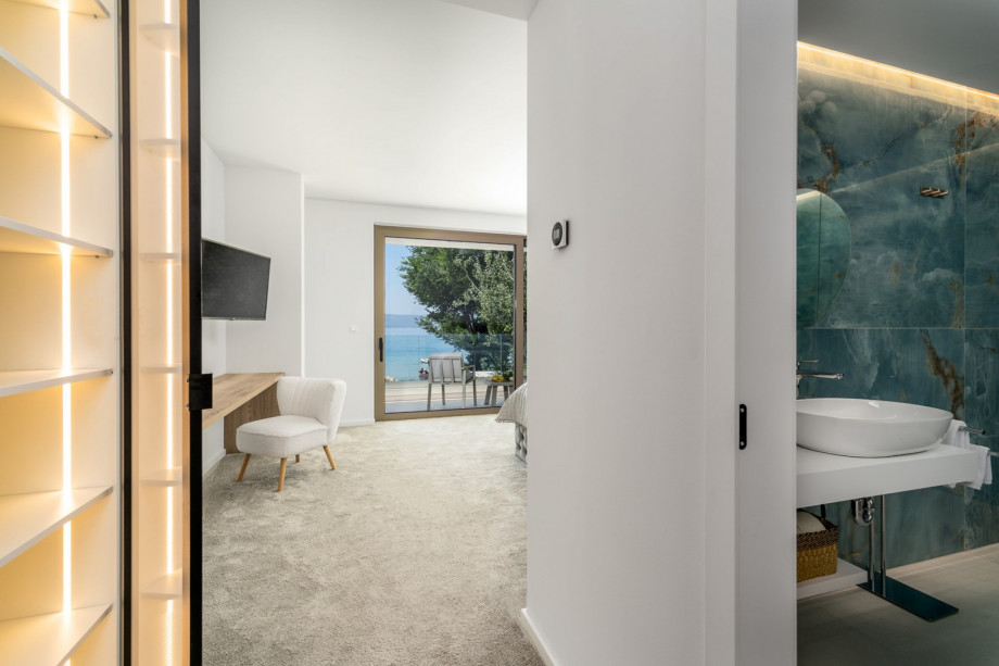 En-suite bathroom No.2 with a shower (7sqm)