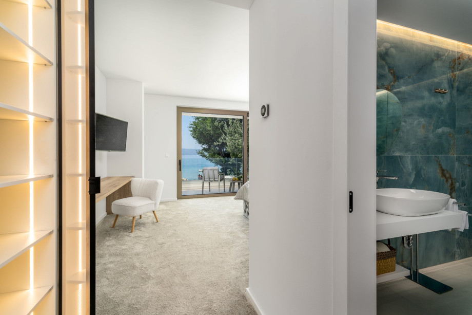 Badezimmer mit Dusche (7 m2) und einer Terrasse (27 m2), die mit Schlafzimmer Nr. 1 geteilt wird