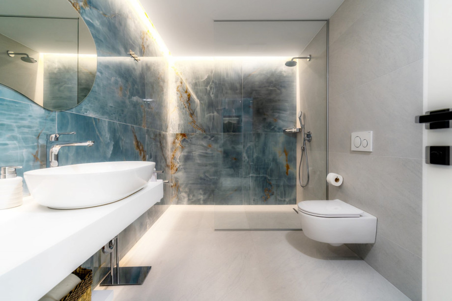 Badezimmer mit Dusche (7 m2) und einer Terrasse (27 m2), die mit Schlafzimmer Nr. 1 geteilt wird