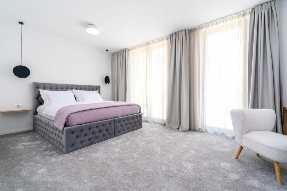 Schlafzimmer Nr. 3 (Norden, 24 m2) mit Blick auf die Berge, mit einem Doppelbett (200 cm x 200 cm), einem Fernseher 