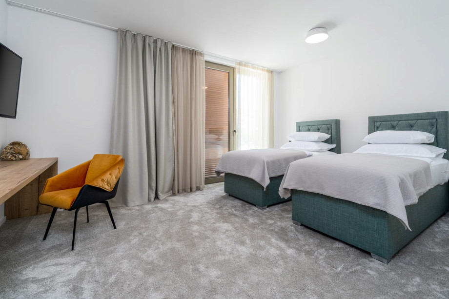 Schlafzimmer Nr. 4 (Norden, 22 m2) mit Blick auf die Berge, mit zwei Einzelbetten 90 cm x 200 cm, die zu einem Doppelbett verbunden werden können