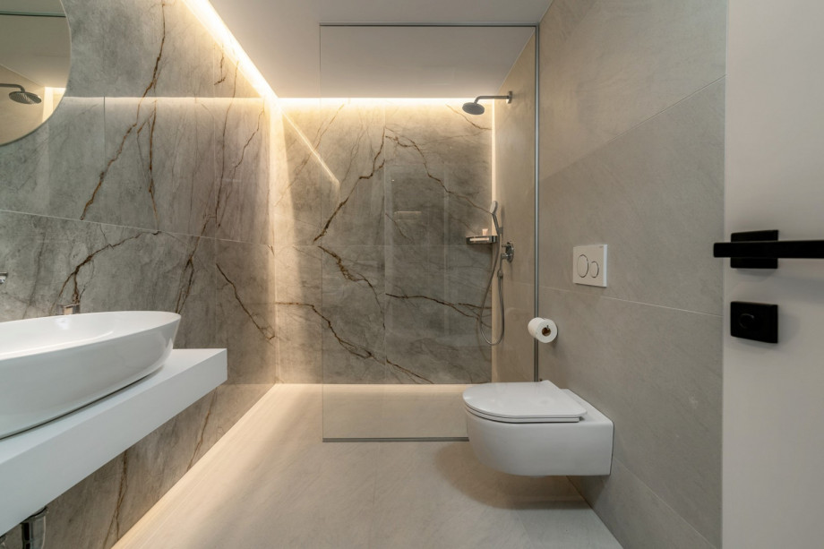 En-suite bathroom No.4 with walk-in shower (6sqm)