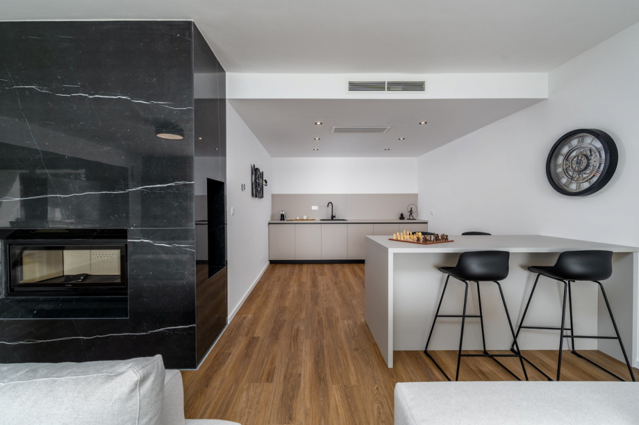 Küchenzeile, einen Kamin für romantische Abende und eine überdachte 27m2 Terrasse mit Meer- und Poolblick