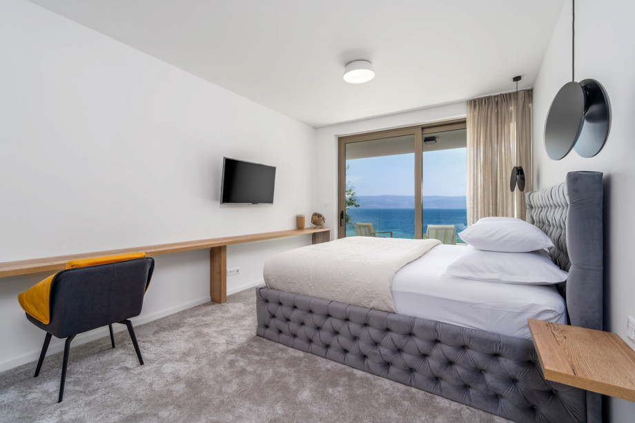 Hauptschlafzimmer Nr. 5 (Süden, 22 m2) mit herrlichem Meer- und Poolblick