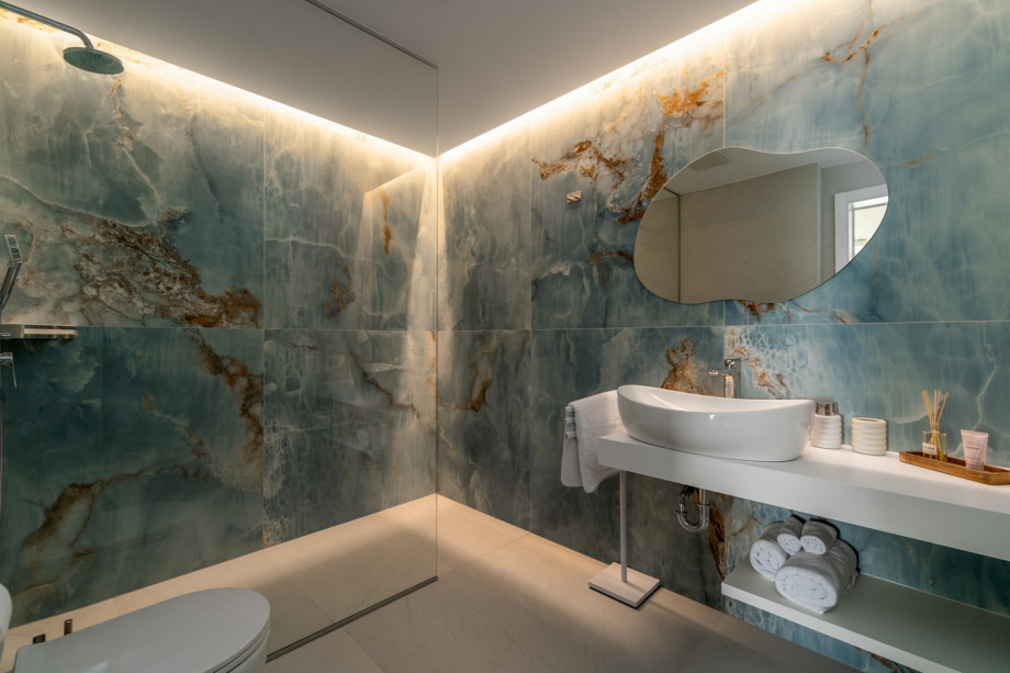 En-suite bathroom No.5 with a shower (7sqm)