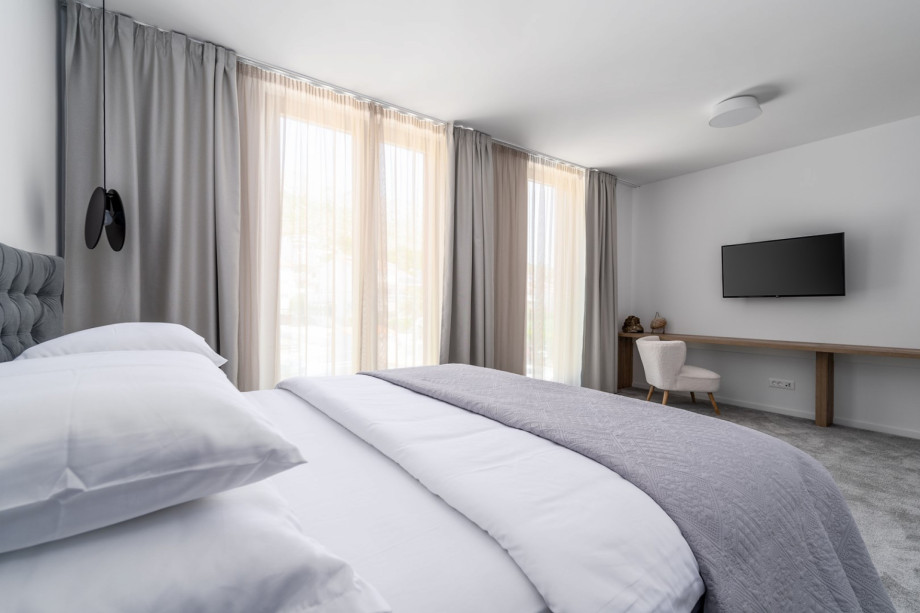 Schlafzimmer Nr. 6 (Norden, 24 m2) mit Blick auf die Berge, mit einem Doppelbett (200 cm x 200 cm), einem Fernseher