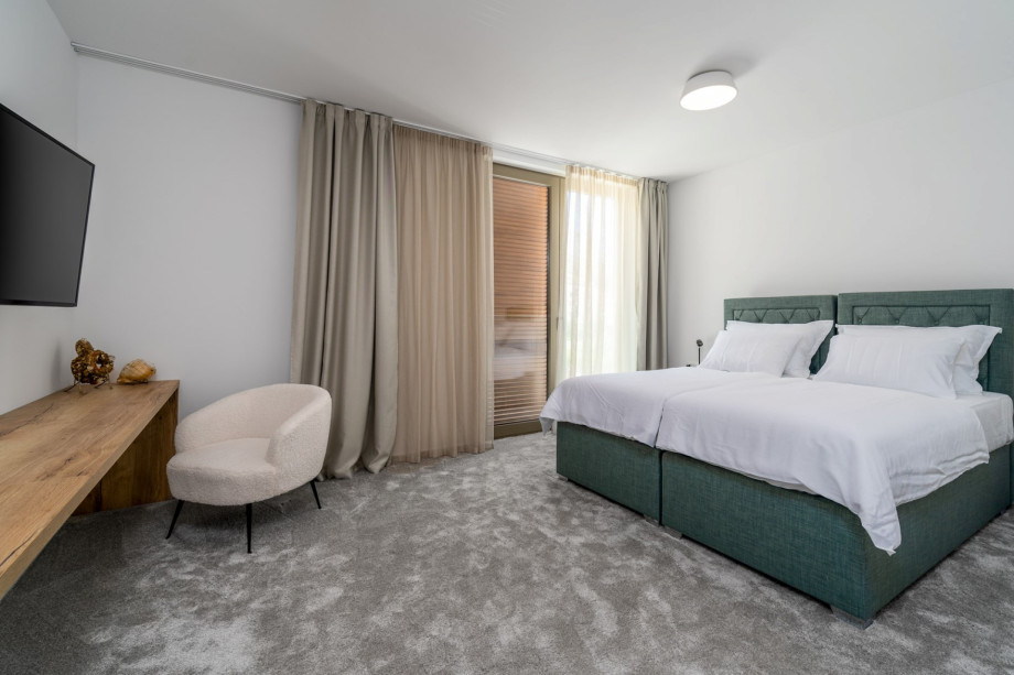 Schlafzimmer Nr. 7 (Norden, 22 m2) mit Bergblick, mit zwei Einzelbetten 90 cm x 200 cm, die zu einem Doppelbett verbunden werden können