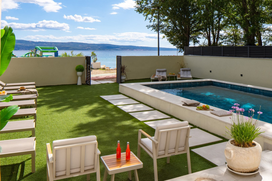 Der Sonnendeckbereich mit 14 Liegestühlen, einer Außendusche, Sommerküche