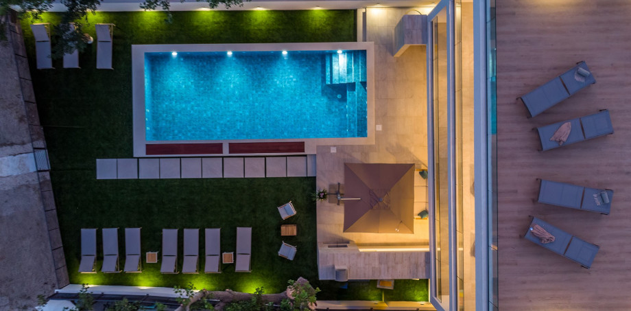 The whole property is fenced and offers a garage for 2 cars and secured parking for 4 cars