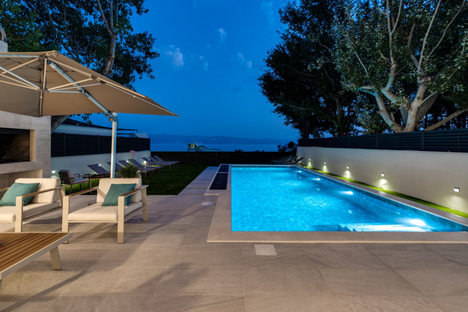 Settled on an 836 sqm fenced property, with amazing views of the beach and sea, that is just a step from you