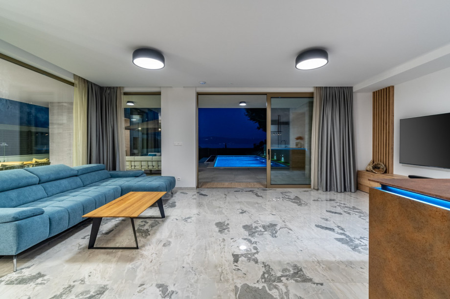 Fully air-conditioned and luxurious accommodation for 14 people