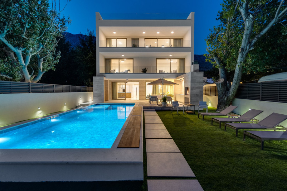 Sonnendeckbereich neben dem Pool und auf der Dachterrasse