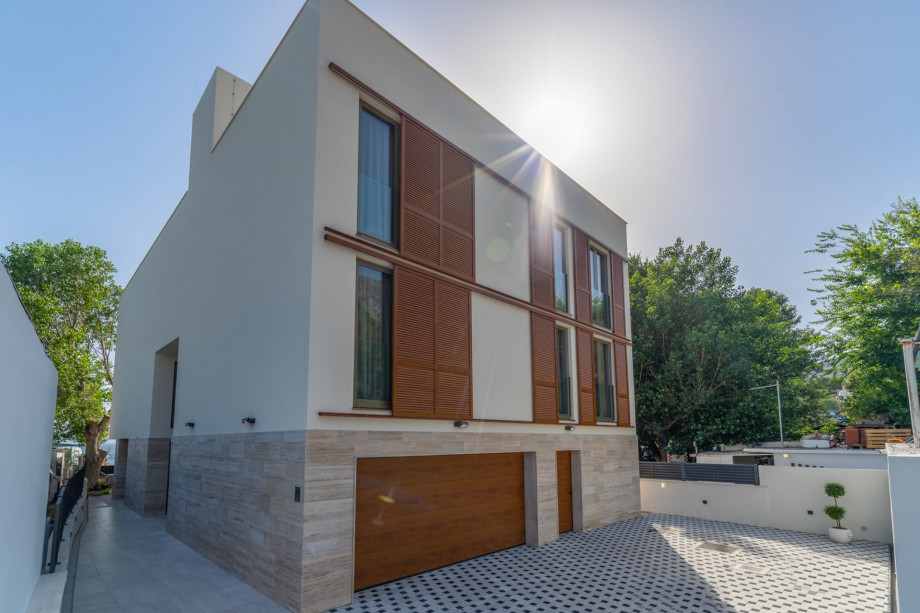 Entrance to Villa Erce and parking places, 2 in the garage