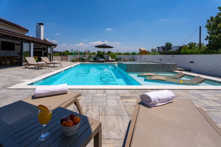 Heated 58-square-meter private pool with a jacuzzi