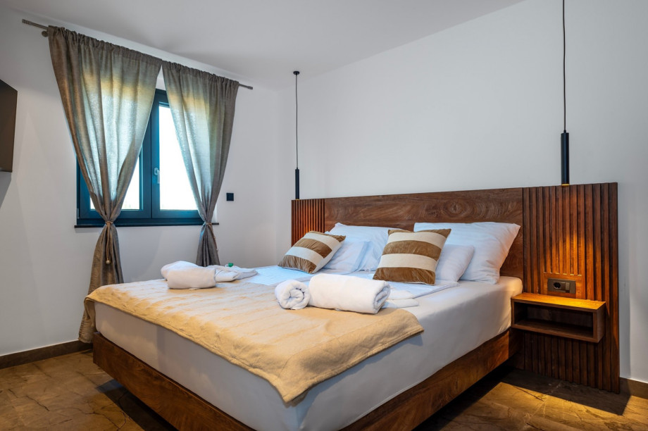 Bedroom NO1 has an en suite bathroom with a Finnish sauna, an A/C, a TV, and a king-size bed