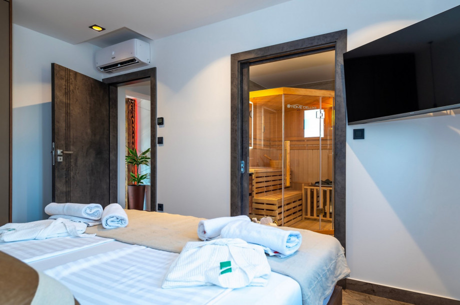 Bedroom NO1 has an en suite bathroom with a Finnish sauna, an A/C, a TV, and a king-size bed