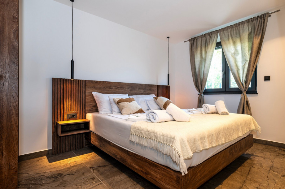 Bedroom NO2 has an en suite bathroom, an A/C, a TV, and a king-size bed