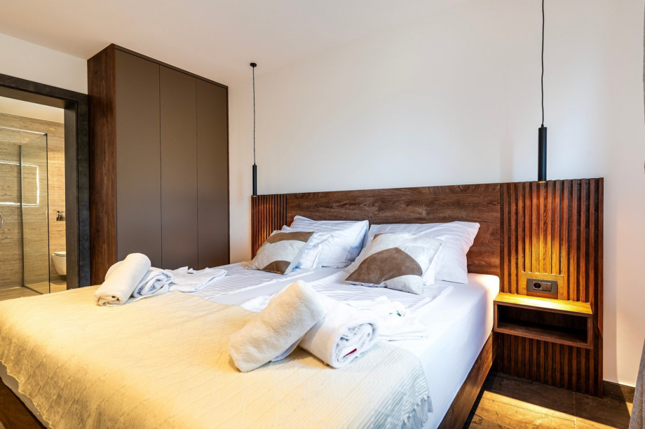 Bedroom NO2 has an en suite bathroom, an A/C, a TV, and a king-size bed