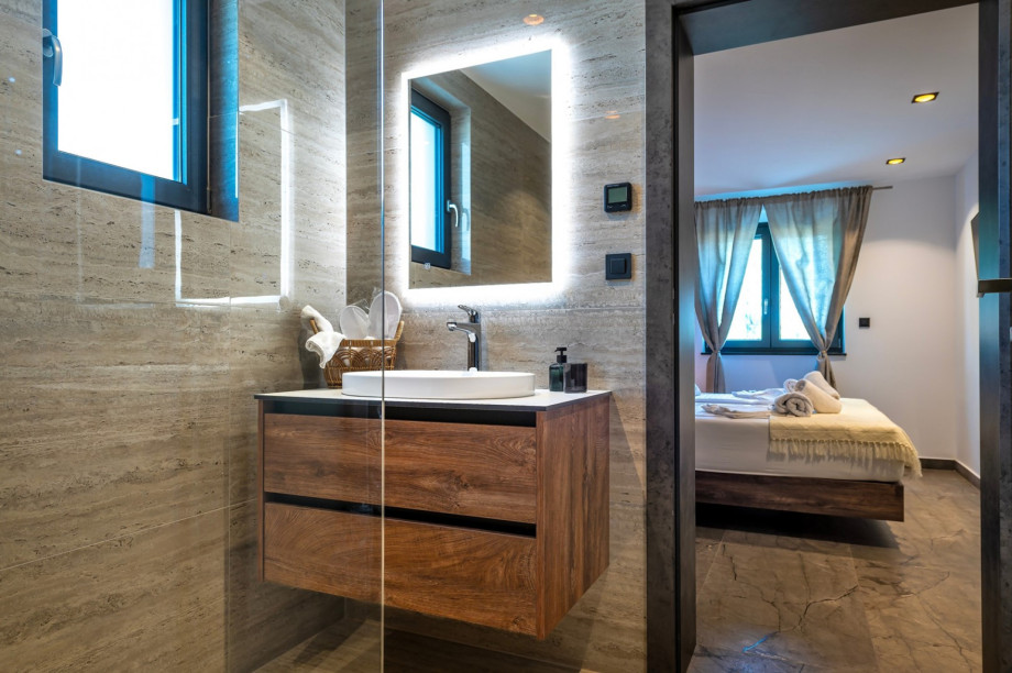 En suite bathroom with a shower