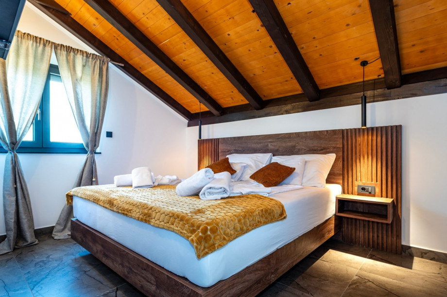 Bedroom NO3 has an en suite bathroom with a Finnish sauna, an A/C, a TV, and a king-size bed