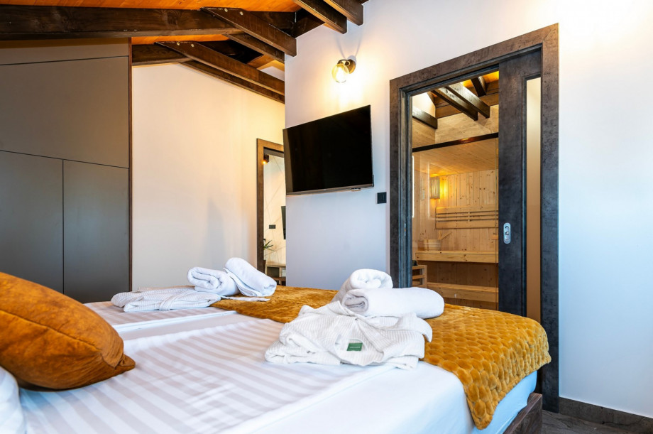 Bedroom NO3 has an en suite bathroom with a Finnish sauna, an A/C, a TV, and a king-size bed