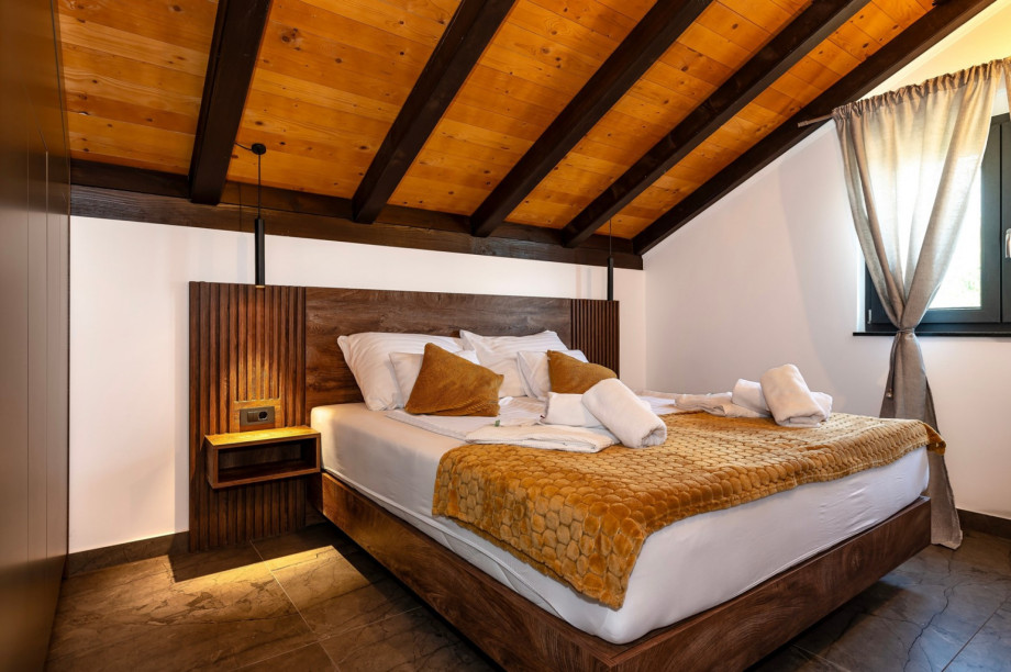 Bedroom NO4 has an en suite bathroom, an A/C, a TV, and a king-size bed