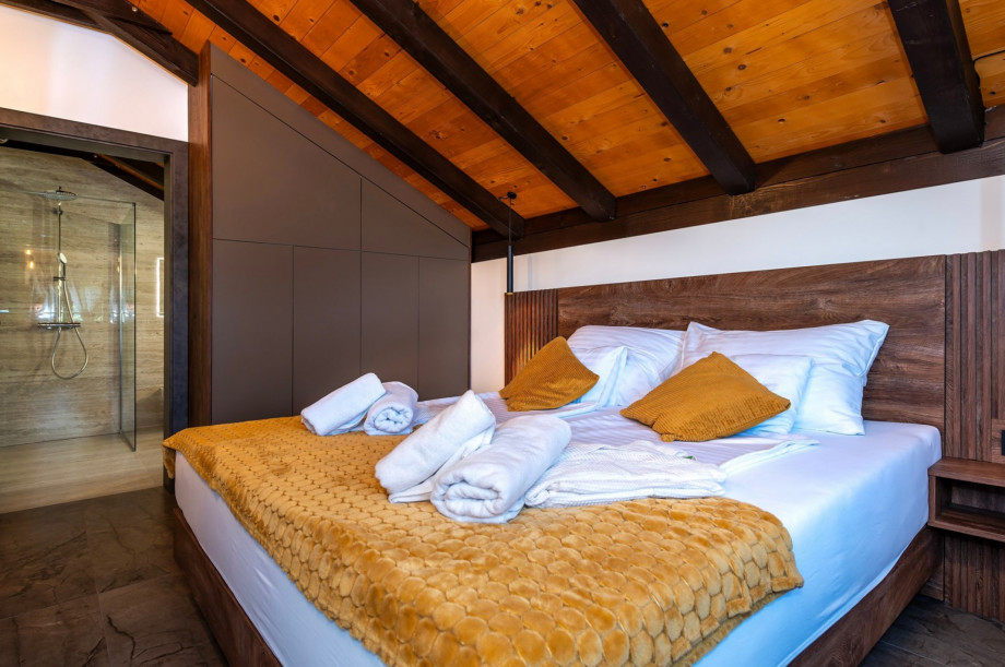 Bedroom NO4 has an en suite bathroom, an A/C, a TV, and a king-size bed