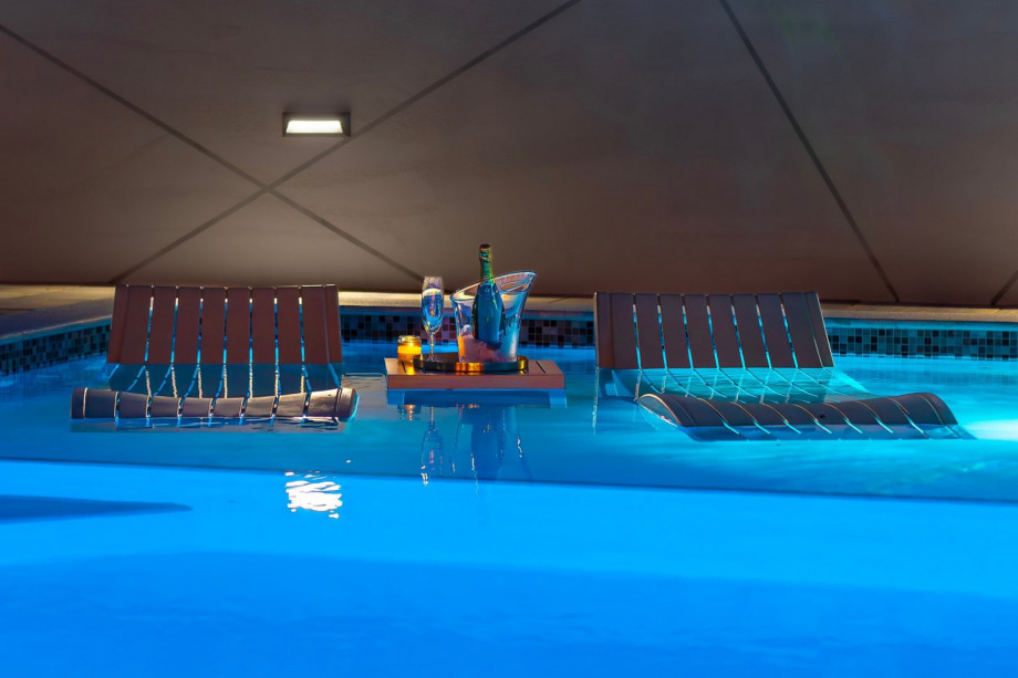 Pool with attached hot tub (whirlpool) with a hydromassage, and a geysir