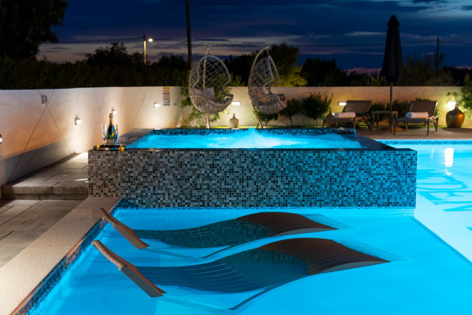 Enjoy your holiday next to the 9 x 6.5 meter heated pool with shallow sections