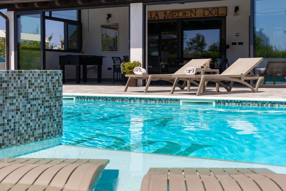 Large sun deck area with sun deck chairs