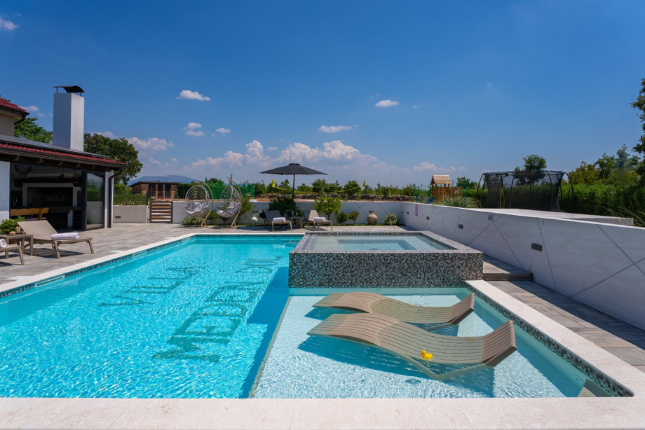 The outdoor offers a private and heated Swimming pool 9m x 6.5m