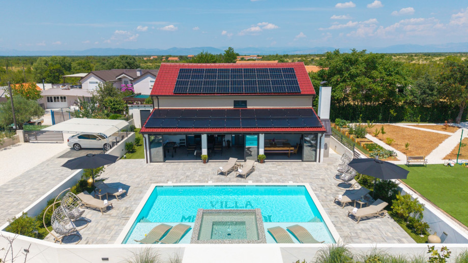 Nicely organized property located on a private plot of 1500 m2 and offering 242 m2 of living space