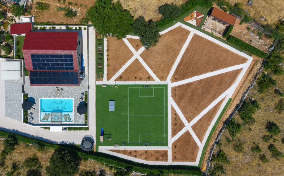 Located on a 1520 square meter fenced private property surrounded by pristine nature