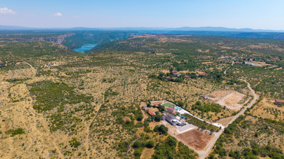 Located on a 1520 square meter fenced private property surrounded by pristine nature