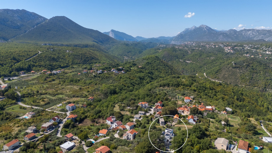 Villa Giro is located on a fenced 2,500-square-meter private plot with 264 square meters of usable interior space